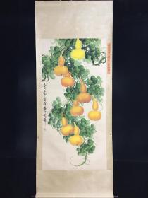 中堂画 葫芦图  纯手绘  一物—图
裱好尺寸  高*宽199cm*79cm
画芯尺寸  高*宽135cm*68cm