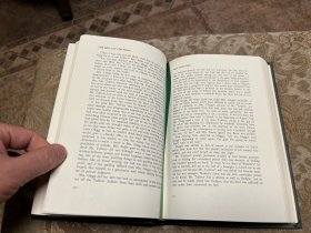 《弗洛斯河上的磨坊》 The Mill On The Floss乔治艾略特Eliot的经典小说，描绘了19世纪英国乡村生活的变迁与人物命运的纠葛。小说围绕弗洛斯河畔的磨坊，讲述了一对兄妹因社会阶层差异和爱情选择而渐行渐远，最终悲剧收场的故事。作品深刻反映了当时社会的阶级矛盾与人性复杂…富兰克林Franklin 出版社1/2真皮限量收藏版，早期无酸纸精品。