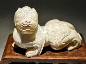 战汉玉神兽摆件，和田玉材质，精致沁色，古朴典雅，工艺精湛，适合收藏或摆放。品相完好，细节如图。