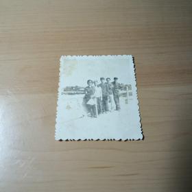 老照片–五人在桥上合影（右一和右三为军人）