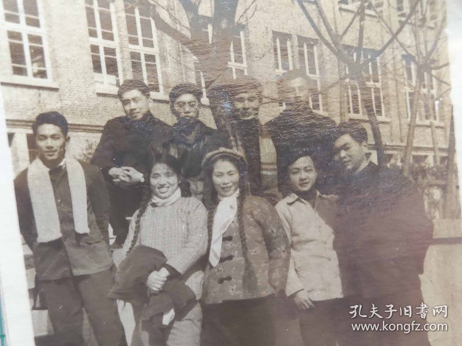 50-60年代中南矿冶学院粗辫子美女学生和帅哥宿舍楼前合影照片(80年代改名中南工业大学，现为中南大学，学生晓光、至贤相册。人物涉及符玉书、叶英、陈培修、林学照、金荣、黄世洪、肖小白等)