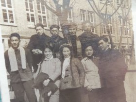 50-60年代中南矿冶学院粗辫子美女学生和帅哥宿舍楼前合影照片(80年代改名中南工业大学，现为中南大学，学生晓光、至贤相册。人物涉及符玉书、叶英、陈培修、林学照、金荣、黄世洪、肖小白等)