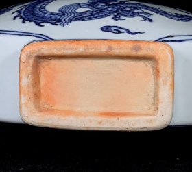 明宣德青花龙纹蒜头扁瓶，高27厘米，直径17厘米