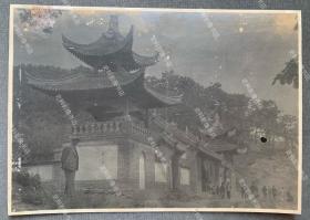 伪满洲国时期 东北地区一座香火鼎盛的寺庙 原版老照片一张（寺庙门上插有伪满洲国五色旗，照片尺寸：10.5*15cm。）