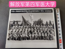 上海女军医生老相册(照片共262张) 内有 中国人民解放军第四军医大学红色总团红一团红一年毕业留念1967年7月13日 欢送了蔡同志去重庆学习摄影留念1961年于上海。