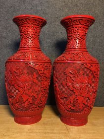 大漆剔红花瓶，单个直径15厘米，高30厘米，总重1780克