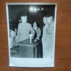 超大尺寸：1954年，刘少奇在第一届全国人大一次会议上投票（23号）