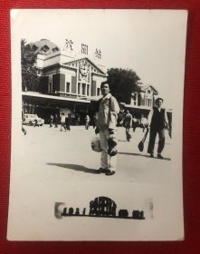 1984年男青年在沈阳站留影老照片