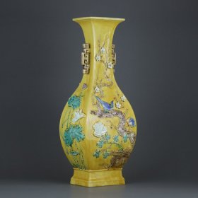 清代 王炳荣雕瓷黄釉素三彩花鸟纹双耳四方瓶 高度42.2cm，肚径17.5cm。