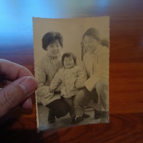 老照片–三人合影（70年代末；左边二人为母女）