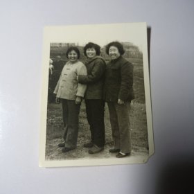老照片–三名中年女子站在户外合影（中间女子系围巾）