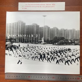 超大尺寸：1977年，上海先进单位职工在做广播操
