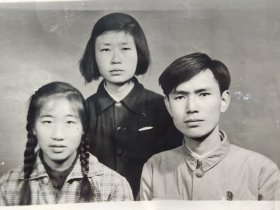 50年代兄妹三人合影照片