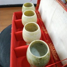 早期原盒蓝田玉雕酒杯四只一套原盒原品.