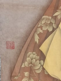 当代著名画家冯长江人物画《乐坊》绢本(长114厘米，宽90厘米)。冯长江 ，1943年出生于陕西省西安市。中国美术家协会会员、中国书法家协会会员。少时起自修绘画专业。1974年随中国著名美术史学家、工笔画家潘絜兹先生学习传统工笔重彩绘画及中国古代壁画的临摹、复制。先后对中国山西境内的芮城永乐宫、稷山的青龙寺、新绛的稷益庙、繁峙的岩山寺、高平的开化寺、太原的娄睿墓等处壁画进行了大量的长时间的临摹。
