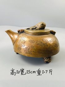 旧藏:【金鱼三足提梁铜壶】 简介：金鱼钮金鱼三足，精铜铸造，满工艺，外饰《连年有余》字样，造型霸气，神韵十足，技艺精湛，皮壳老道，全品相！可正常使用！值得收藏