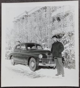 老照片，五十年代，小轿车前留影（车牌照1–04519）