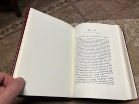《安娜·卡列尼娜》Anna Karenina 托尔斯泰 Tolstoy 的长篇小说。贵妇安娜与军官渥伦斯基邂逅相爱，她不顾舆论束缚与之相伴，却因爱情变质和社会压力最终卧轨自尽；贵族列文追求精神道德，在爱情挫折与农事改革困境中，于家庭和土地劳作里寻得内心安宁…这部作品是世界文学经典，影响深远，以其深邃思想、高超技巧和广阔视野为人道。Easton 出版社真皮限量收藏版，早期精品。