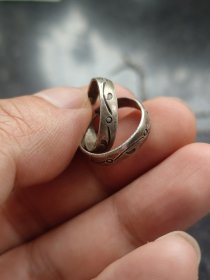 老银耳环一对，手工雕刻精美花纹，重2.71克，品相完整，适合日常佩戴