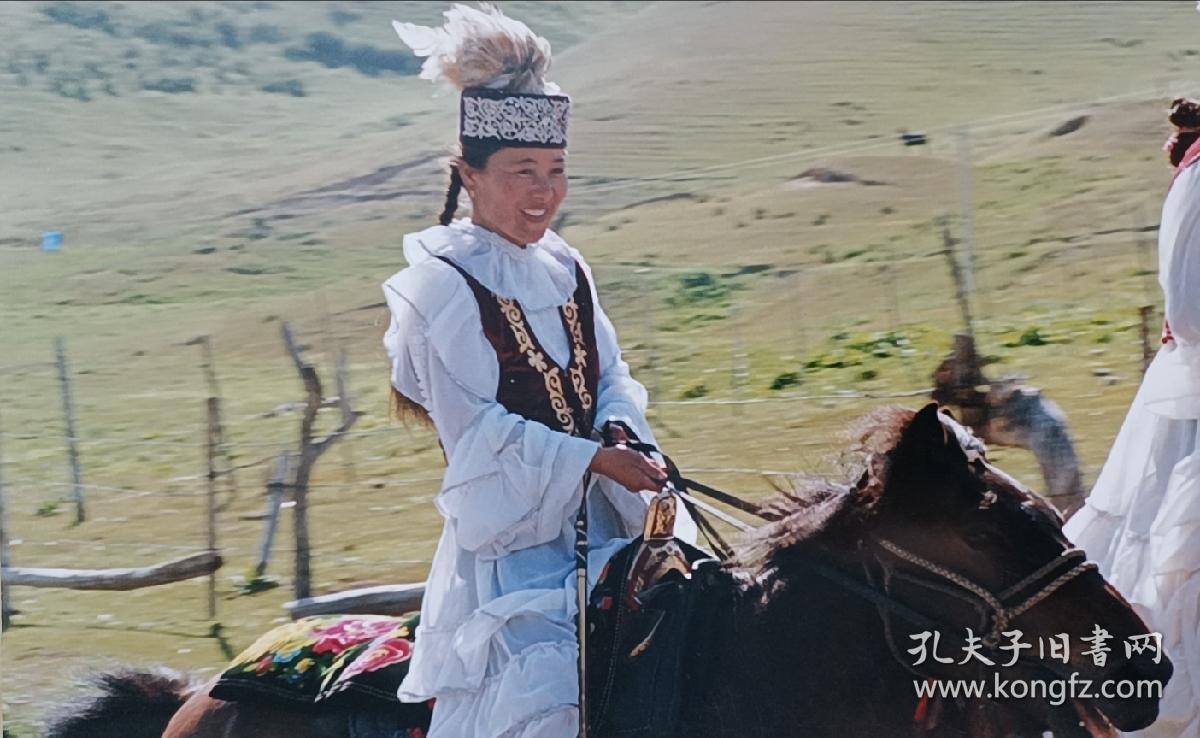 九十年代佚名摄影家拍摄《人像摄影系列•骑马的少数民族女子》大尺寸原版彩色照片1张