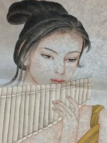 当代著名画家冯长江人物画《乐坊》绢本(长114厘米，宽90厘米)。冯长江 ，1943年出生于陕西省西安市。中国美术家协会会员、中国书法家协会会员。少时起自修绘画专业。1974年随中国著名美术史学家、工笔画家潘絜兹先生学习传统工笔重彩绘画及中国古代壁画的临摹、复制。先后对中国山西境内的芮城永乐宫、稷山的青龙寺、新绛的稷益庙、繁峙的岩山寺、高平的开化寺、太原的娄睿墓等处壁画进行了大量的长时间的临摹。