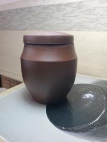 老紫砂茶叶罐～2000年左右制作，使用原宜兴紫砂工艺一厂老黑星土半手工制作而成，盛放散熟普洱大约容量150克，这是当年的厂货紫砂，做工不是很精细，但确保是手工制作，而且黑星土的泥料是特别的好。由于放在仓库里很多年了，表面有些水渍，需要清洗后使用