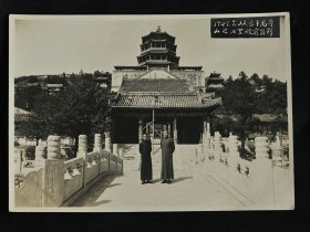 1949年，游北平万寿山于排云殿前留影，劉锦雲