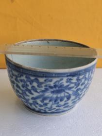 清中期青花太阳花缠枝青花瓷碗一个釉色温润！细腻如玉清中期特征明显包老保真尺寸如图。