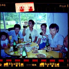 【老底片】八十年代中期家庭影像521，聚餐喝酒，喝的什么啤酒看不出来，135彩色负片底片一张