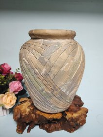 日本民芸工艺，陶胎裹敷西阵织花瓶。一个陶罐，外面缠了一层西阵织。全品自然旧。口径11厘米，肚径16厘米，高19.5厘米。