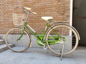 日本marukin丸金26寸自行车，材质钢，七十年代生产，车身结实耐用，未使用过几乎全新，带原装配件，还有一套全新原装的备用里外轮胎，不退换。