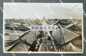 【临汾旧影】1938年 在临汾东城门“武定门”城楼上沿东大街向西俯瞰临汾城之全景 原版老照片一枚（可见远处的平阳鼓楼及大云寺方塔等地标建筑。临汾古城始建于隋唐，明洪武初，旧城重筑，景泰初修。城四边各建一门，东门叫“武定门”，西门叫“和义门”，南门叫“明德门”，北门叫“镇朔门”，与大中楼四门“东临雷霍”、“西控河汾”、“南通秦蜀”、“北达幽并”形成呼应。）