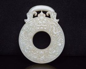 和田玉牌 规格: 5.8×4.6×0.8厘米 重 38克。 玉质温润细腻，沁色自然，刀功老道，皮壳包浆一流，雕刻生动，线条流畅，品相完美！