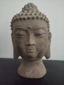 石佛头一件，高20几公分，宽10公分，长10公分。开脸流畅细腻，石质紧密，雕刻精美。适合摆在案头镇宅，屋内聚财，赠友和收藏皆为佳品，仅一件！
