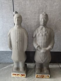 兵马俑酒瓶一对，带标完整，少见，供收藏