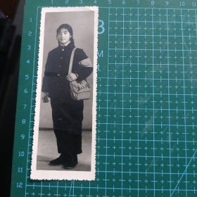 039 老照片 为人民服务 红袖标70年代美女 黑白照片