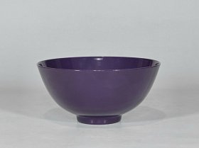 清雍正年制茄皮紫釉碗