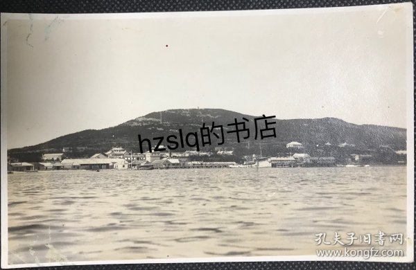 【照片珍藏】民国威海刘公岛沿岸建筑及周边景象，可见码头设施和停靠的舰船，以及山体和山顶建筑。老照片内容少见，品佳难得