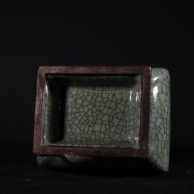 旧藏宋代官窑冰裂纹贯耳瓶