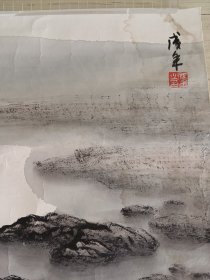 四川著名书画家张成年，水墨手绘山水画一副，旧托片，尺寸48x40厘米，保真包手绘 张成年，1954年生，四川射洪人，1989年入中央美院徐悲鸿画室学习。师从廖静文、徐庆平、戴泽、白雪石、黄胄、范缜、周怀民等著名画家和教授。1992年10月分别在北京徐悲鸿纪念馆，北京大学成功举办个人画展 1993年7月在四川美术馆成功举办个人画展，擅长中国画，人物﹑山水﹑花鸟﹑动物。