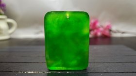 顶级龙石种帝王绿翡翠挂件，整料雕刻，水头超好，超级完美，38.8克