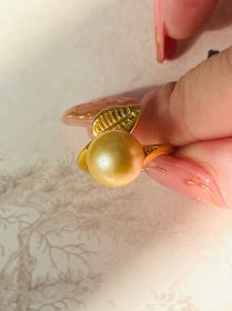 天然海水珍珠奶茶金大金珠珍珠戒指，这颗卡到11 mm的大珠子，非常好看的大珍珠戒指