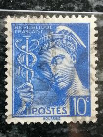 法国邮票 1938-1942年 墨丘利 墨丘里神像 17-4 信销 是罗马神话中众神的使者，以及畜牧、小偷、商业、交通、旅游和体育之神，罗马十二主神之一。对应希腊神话中的赫尔墨斯。他是朱庇特最忠实的信使，他行走敏捷，精力充沛，多才多艺。他是天王朱庇特与女神迈亚所生，也是朱庇特最为信赖的一个儿子，常常为父亲出谋划策。他在奥林匹斯山上担任诸神的使者和传译，作为沟通之神的他拥有过人的智慧和交流能力。