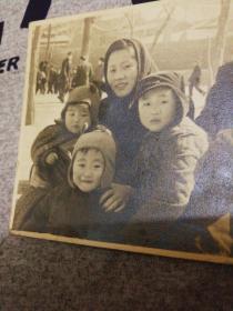 50年代父母和他们的四个儿子老照片十厘米x八厘米
