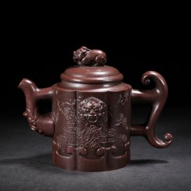 珍藏精品紫砂壶 品名：如意 底款：荆南山樵 盖款：顾景舟 尺寸：18/13cm 容量：450cc 紫砂分类：原矿龙血砂 底款介绍：顾景舟（1915年一1996年），原名景洲，后改名为景舟。别称曼希、瘦萍、武陵逸人、荆南山樵，自号壶叟、老萍，中国工艺美术大师、宜兴紫砂名艺人、中国美术家协会会员。顾景舟曾自创堂号为自怡轩。他在壶艺上的成就极高，技巧精湛，且取材甚广。可说是近代陶艺家中最有成就的一位。