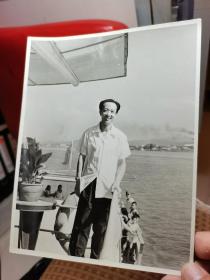 七十年代著名老一辈蒙古族作曲家麻励夫30厘米大幅照片2张，厚相纸