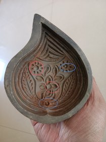 老陶制桃型面模子 边沿小磕皮 中心花蕊有两处小凸出尖缺损见图九红圈为缺失蓝圈为完整