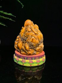 回流珍品，寿山石桂花黄印章摆件 大清著名雕刻家【吴昌硕】之藏品 取材上乘寿山田黄石，色泽温润如玉，机理细腻油润，质地纯净透通，工艺精湛一流，润兽神态各异，威武霸气，包浆醇厚自然，实属收藏观赏珍品 【品名】天降祥瑞 【尺寸】高12×宽11.5 【重量】1100克