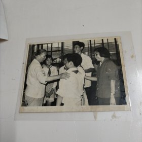 广州市旧部前小学学生欢迎党的十二大代表李坚真返回广州（李坚真相片）