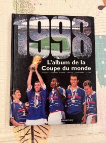 法国原版LEVY版本1998世界杯硬皮精装特刊画册
法国击败巴西夺冠，98世界杯最好的版本，190页非常厚重，大开本画册，基本都是图，上下有撞击优惠出，介意勿拍！